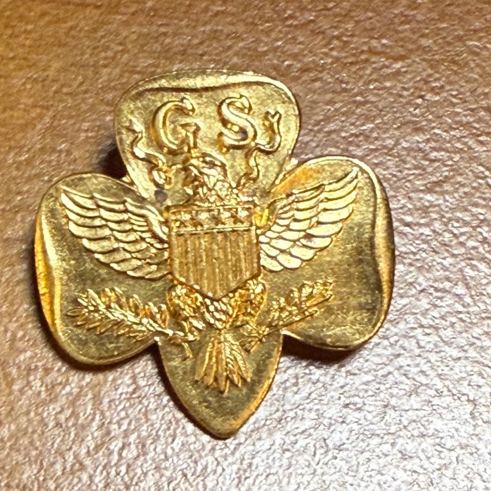 Vintage Girl Scouts Gold Tone Trefoil Eagle Crest Membership Pin Badge